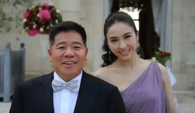星个个美艳动人却鲜花插在牛粪上！j9平台被老头“糟蹋”的4位女(图5)