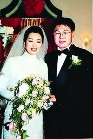 星个个美艳动人却鲜花插在牛粪上！j9平台被老头“糟蹋”的4位女(图6)