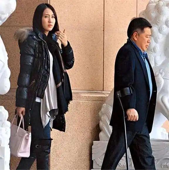 星个个美艳动人却鲜花插在牛粪上！j9平台被老头“糟蹋”的4位女(图11)