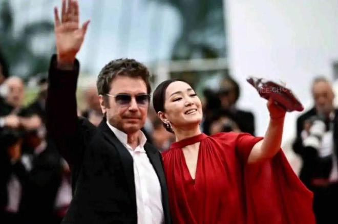 星个个美艳动人却鲜花插在牛粪上！j9平台被老头“糟蹋”的4位女(图12)