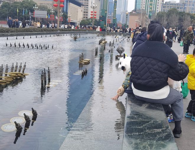 群投喂口香糖……春节出游这样的行为煞风景九游会j9入口登录新版人为破坏碑刻、向鸽(图2)