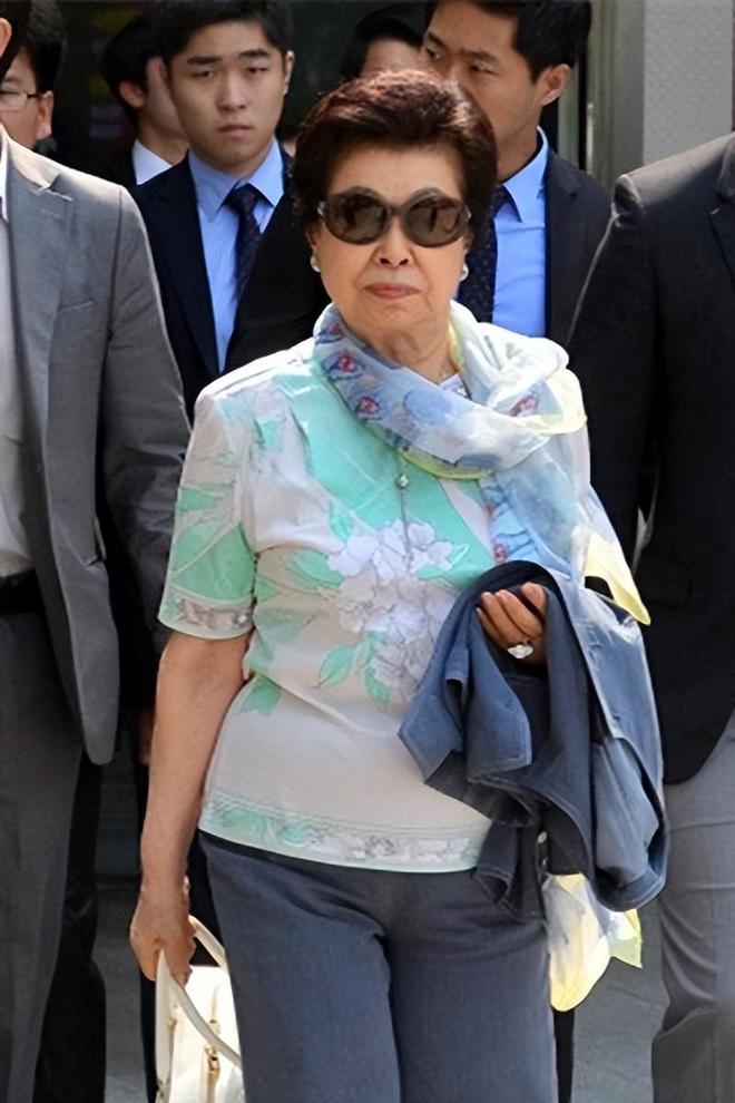 共享”同一女星亲兄弟为财权内斗互撕j9国际韩国财阀家族丑闻：父子“